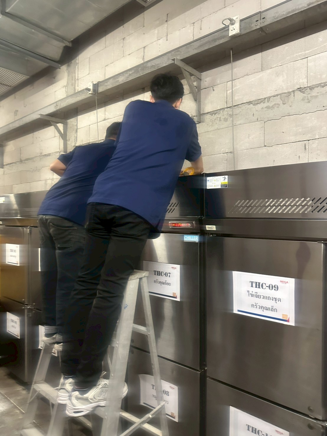 ภาพผลงานเต็มหน้าจอ: งาน PM - ตู้แช่ Stock (Chiller)