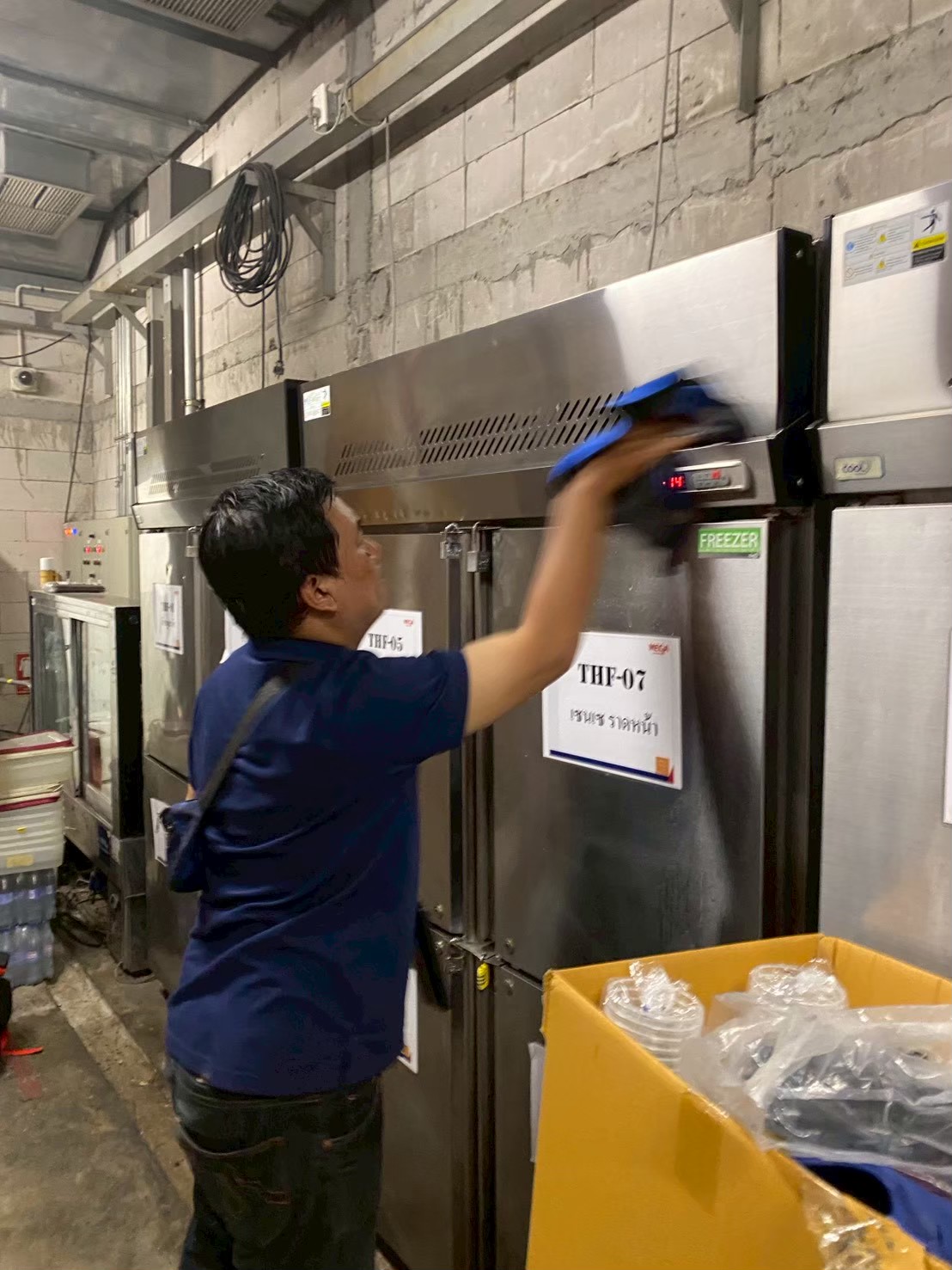 ภาพผลงานเต็มหน้าจอ: งาน PM - ตู้แช่ Stock (Chiller)