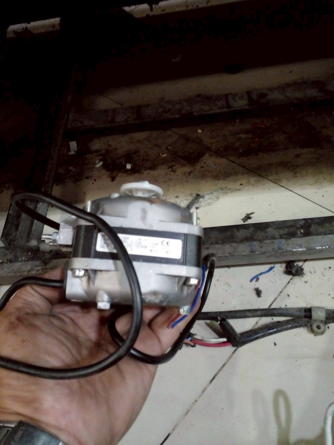 ภาพผลงานเต็มหน้าจอ: เปลี่ยนคอมเพรสเซอร์ตู้โชว์เค้ก