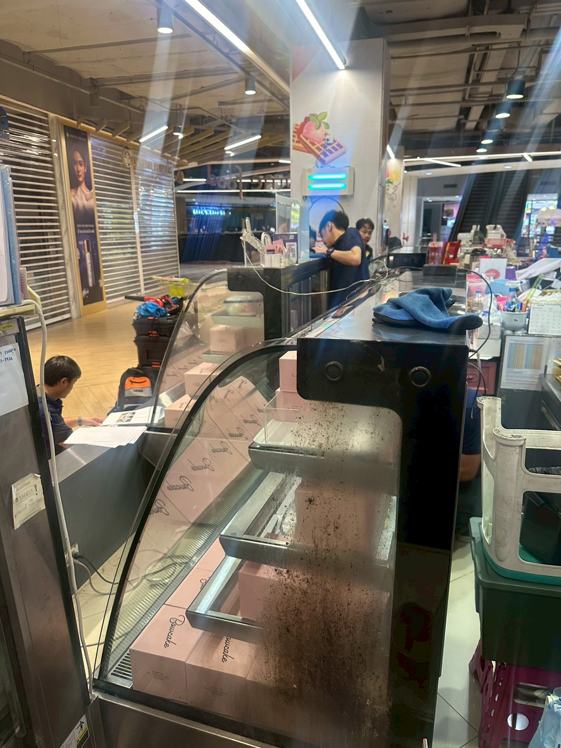 ภาพผลงานเต็มหน้าจอ: งาน PM - ตู้แช่เค้ก กระจกโค้ง (FloraCG1500)