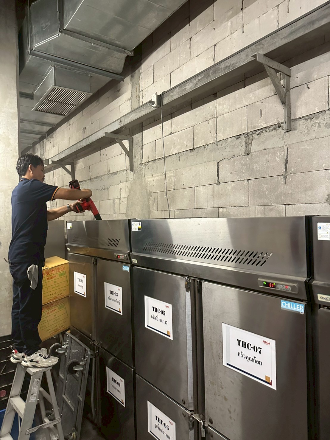 ภาพผลงานเต็มหน้าจอ: งาน PM - ตู้แช่ Stock (Chiller)