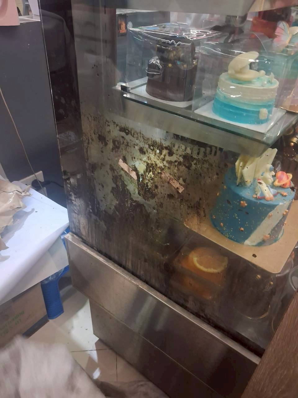 ภาพผลงานเต็มหน้าจอ: งาน PM - ตู้แช่เค้ก กระจกโค้ง (FloraCG1500)