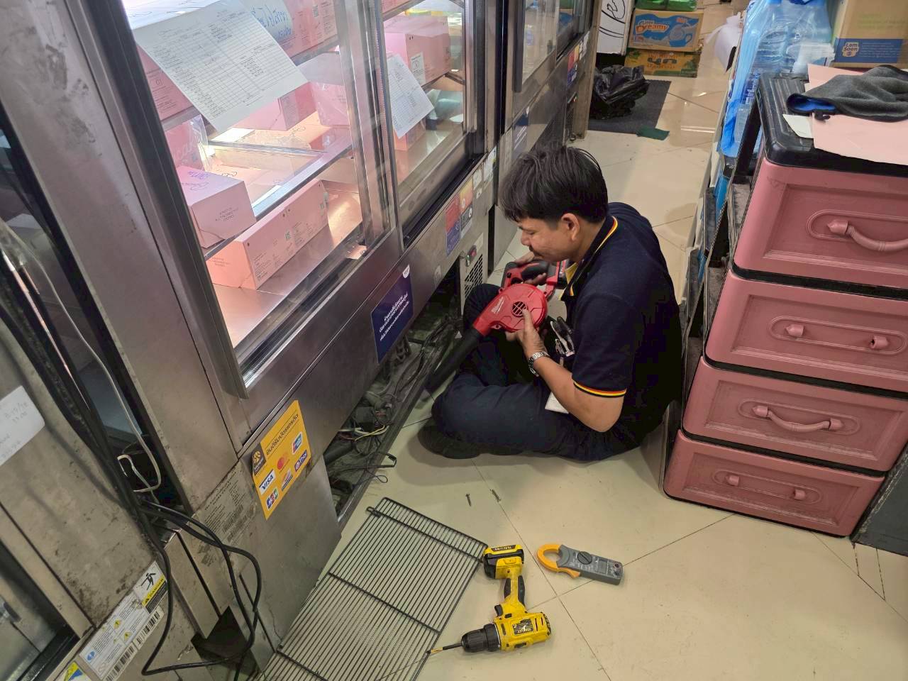 ภาพผลงานเต็มหน้าจอ: งาน PM - ตู้แช่เค้ก กระจกโค้ง (FloraCG1500)