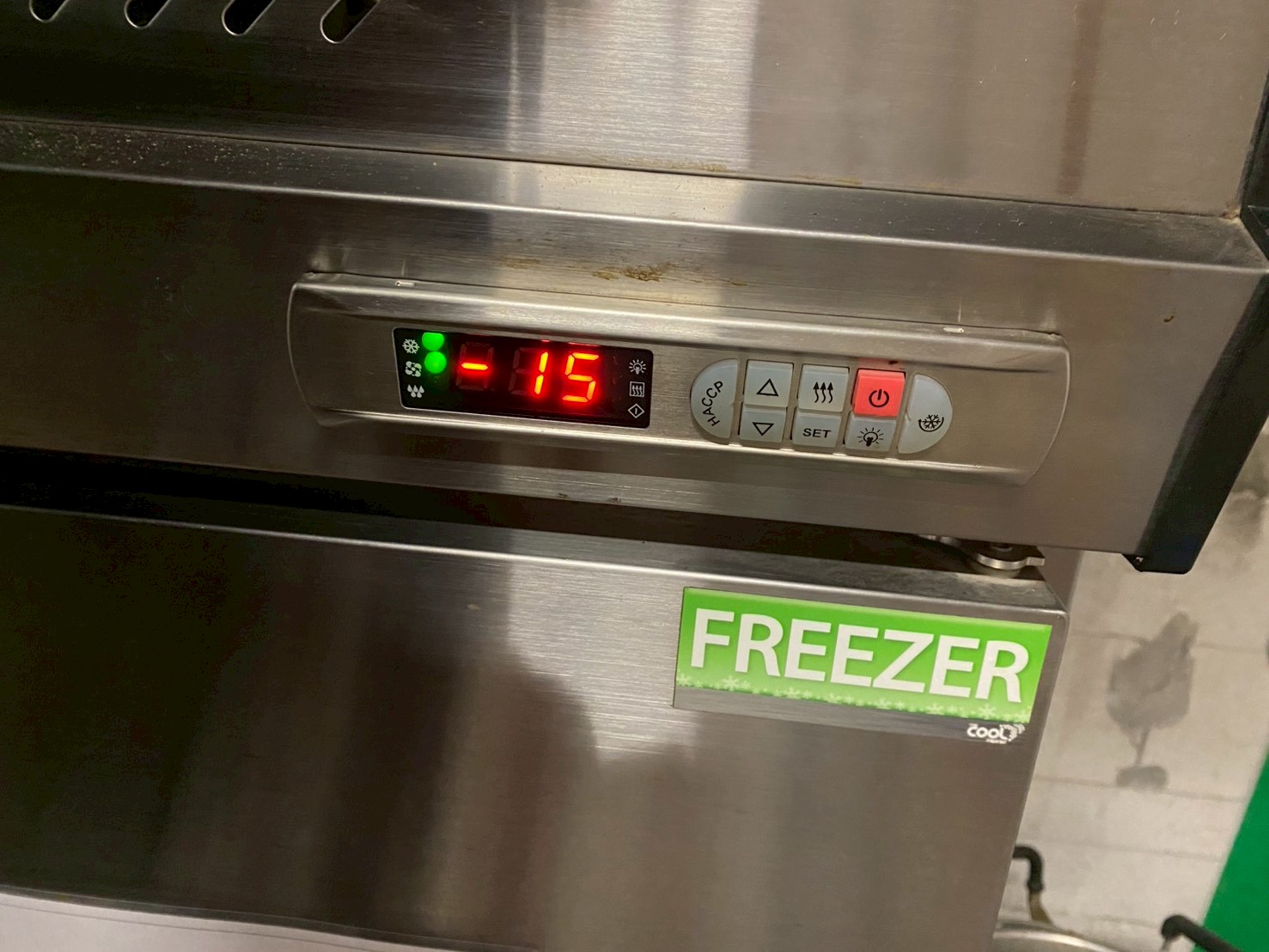 ภาพผลงานเต็มหน้าจอ: เปลี่ยนคอมเพรสเซอร์ตู้แช่ Chiller