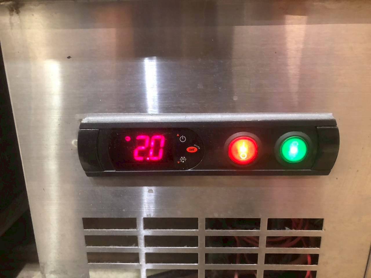 ภาพผลงานเต็มหน้าจอ: งาน PM - ตู้แช่เค้ก กระจกโค้ง (FloraCG1500)