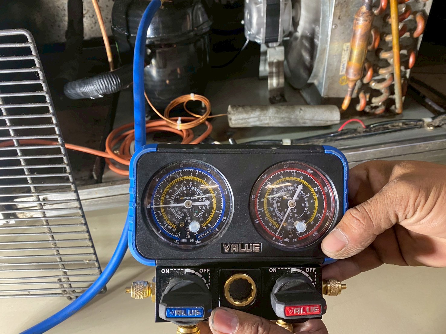 ภาพผลงานเต็มหน้าจอ: เปลี่ยนคอมเพรสเซอร์ตู้โชว์เค้ก